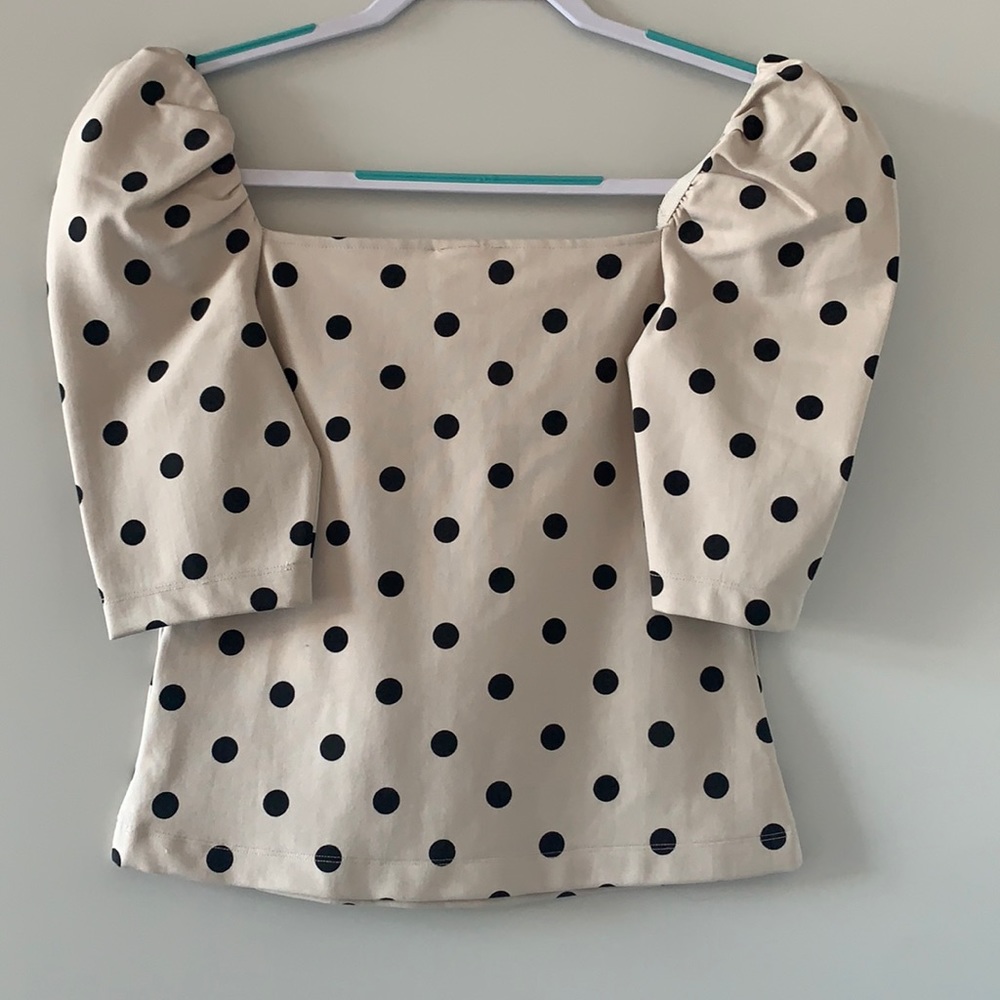 Puffy shoulder polka-dot mid-sleeve length top